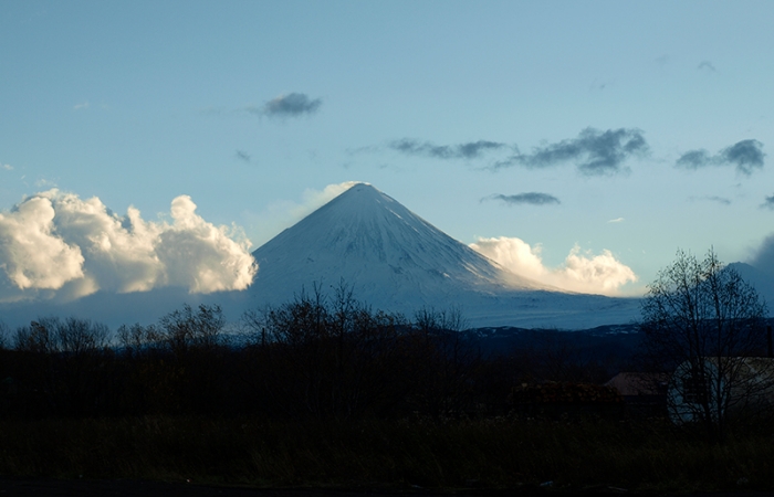 カムチャツカ最高峰の活火山（クリュチェフスカヤ山）